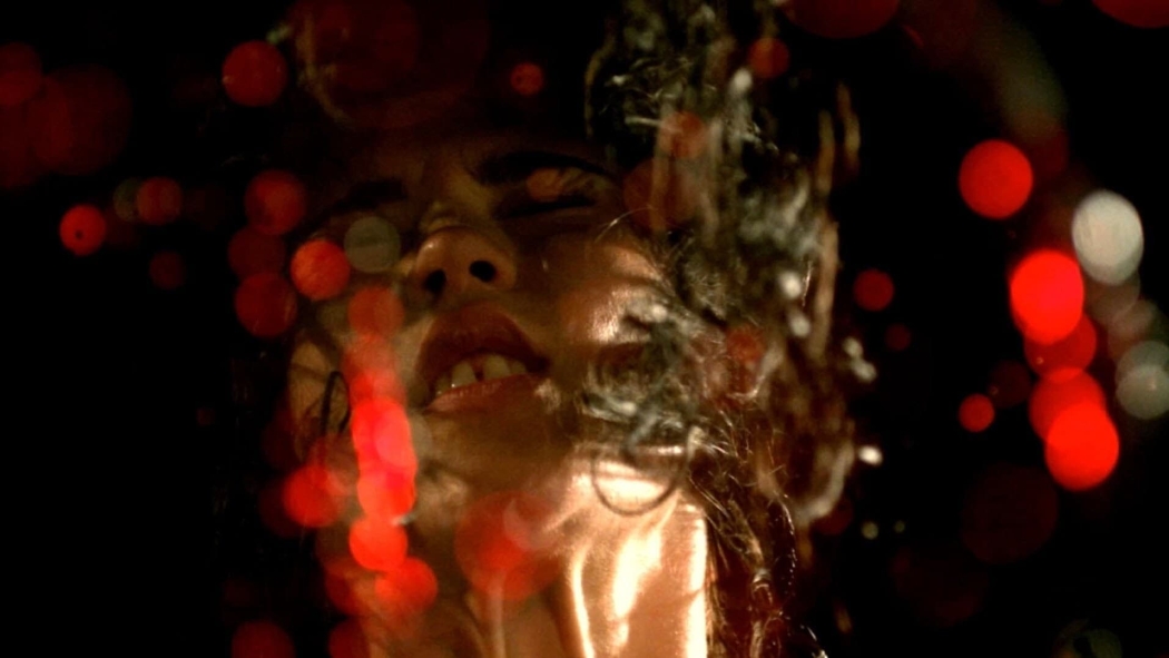 Bedenindeki Gözyaşlarının Garip Rengi izle